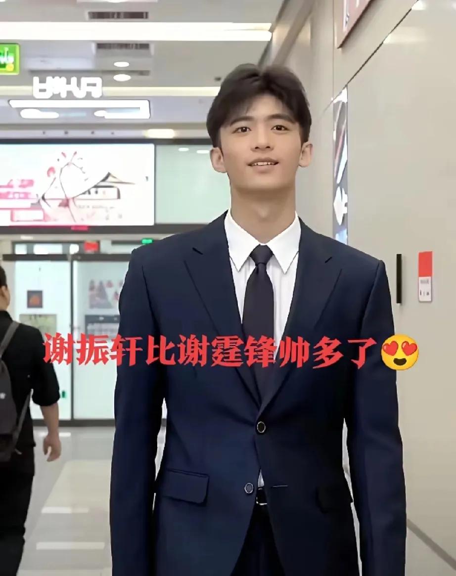 谢家颜值大比拼来啦！谢霆锋那可是公认的型男，帅得独树一帜，可这次他儿子谢振轩居然