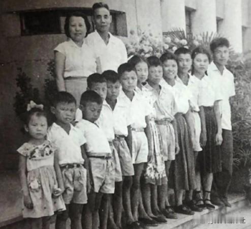 1961年，开国中将吴信泉与他的妻子和12个孩子，一起拍下了这张全家福，吴将军一