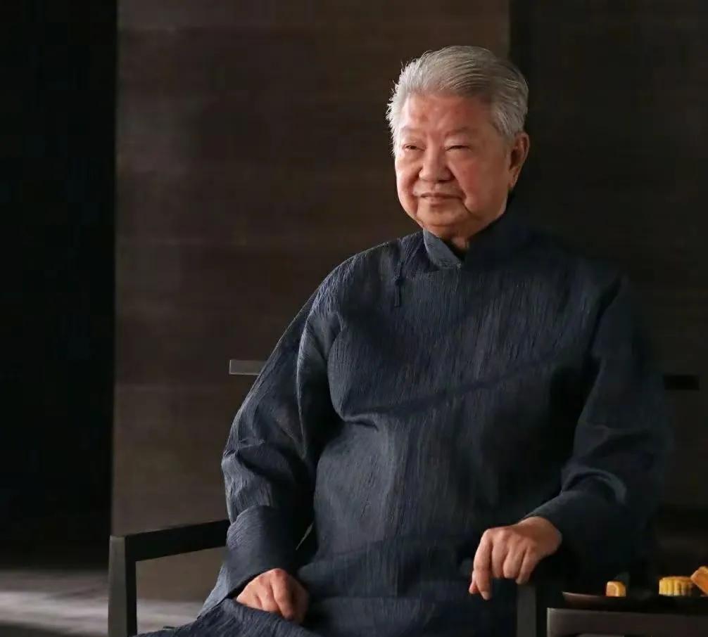 有人问蔡澜：你怎么面对死亡，他淡然一笑：别急，很快就会来的！蔡澜是个洒脱不羁的