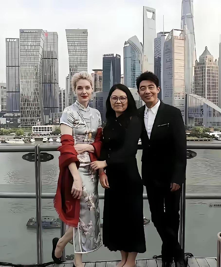 大家猜一猜这两位女士那一位是撒贝宁的老婆。