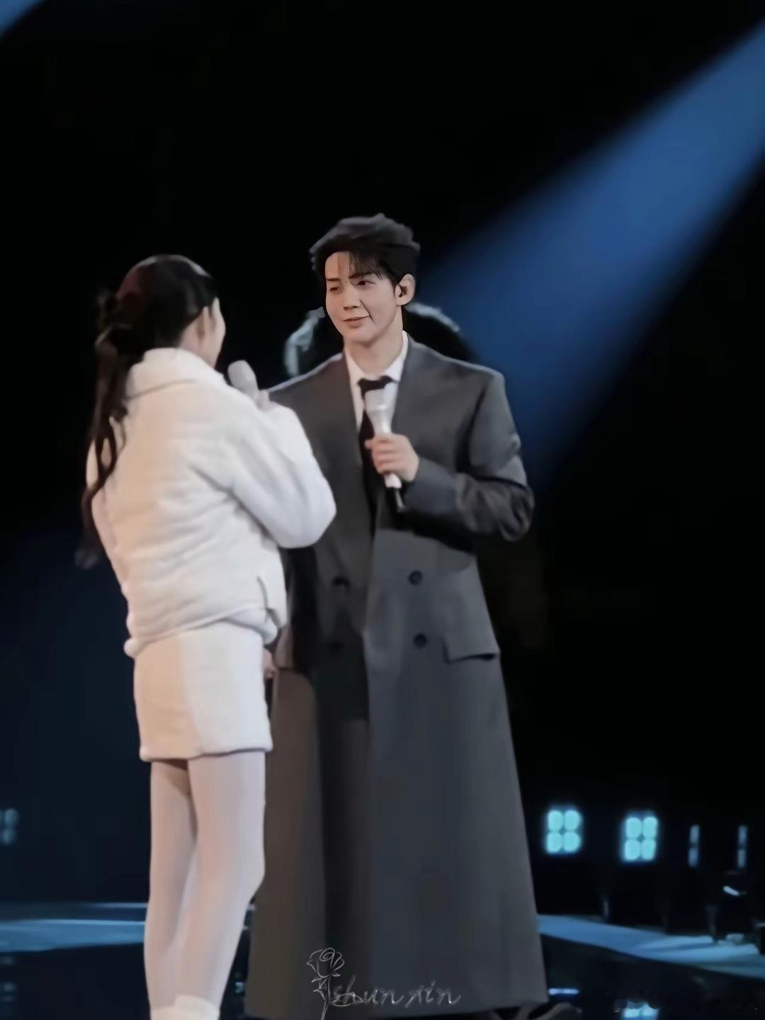 王玉雯的穿搭品味从没掉线过！这次跨年造型看似日常，其实藏着不少小心思。她总能将普