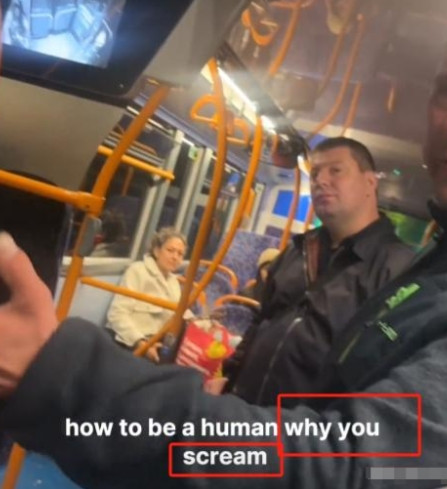 中文交流竟遭暴打！英国地铁白人男子辱骂扇耳光，全车冷漠警方不作为引众怒