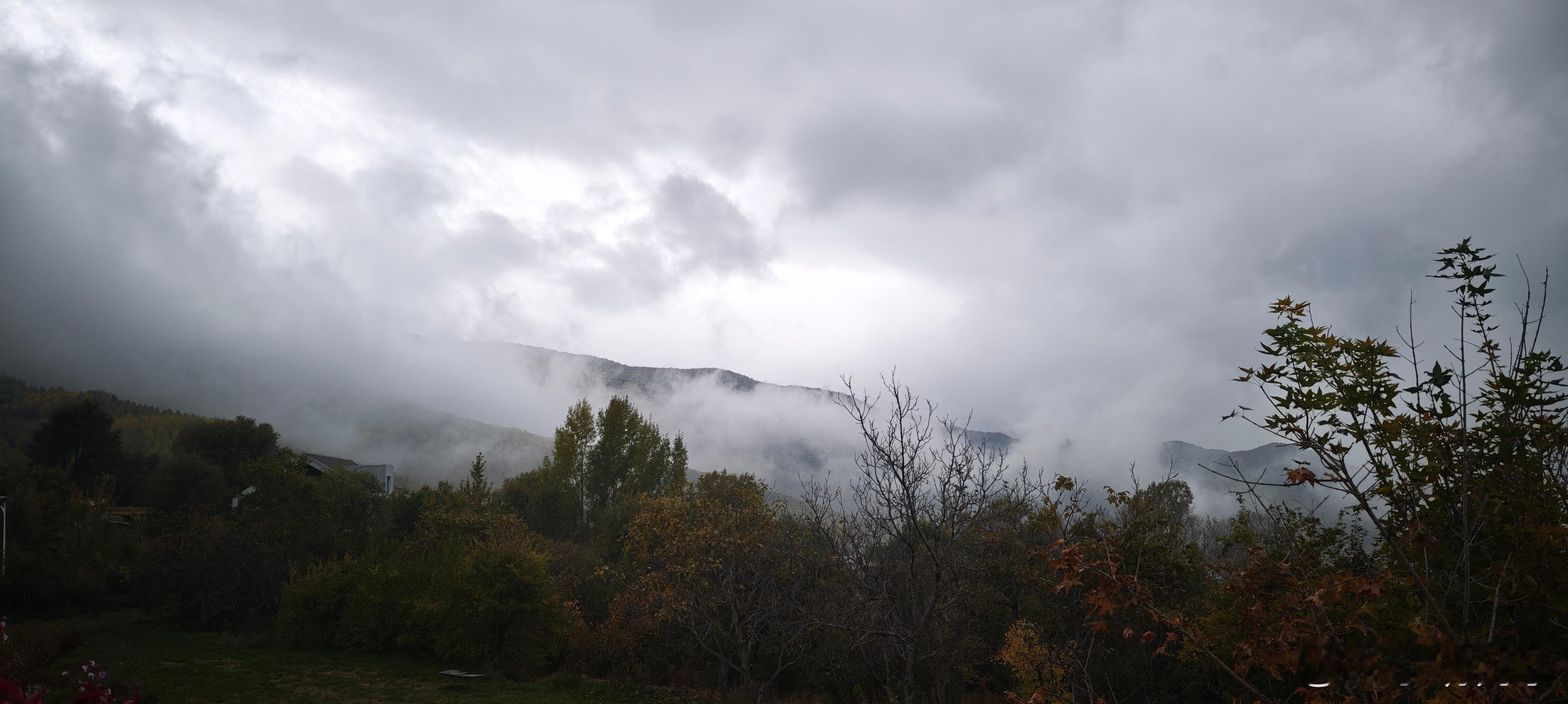 v行京西晚上入住到了北京海拔最高的全国甲级旅游民宿——百花山社。这里云雾缭绕，