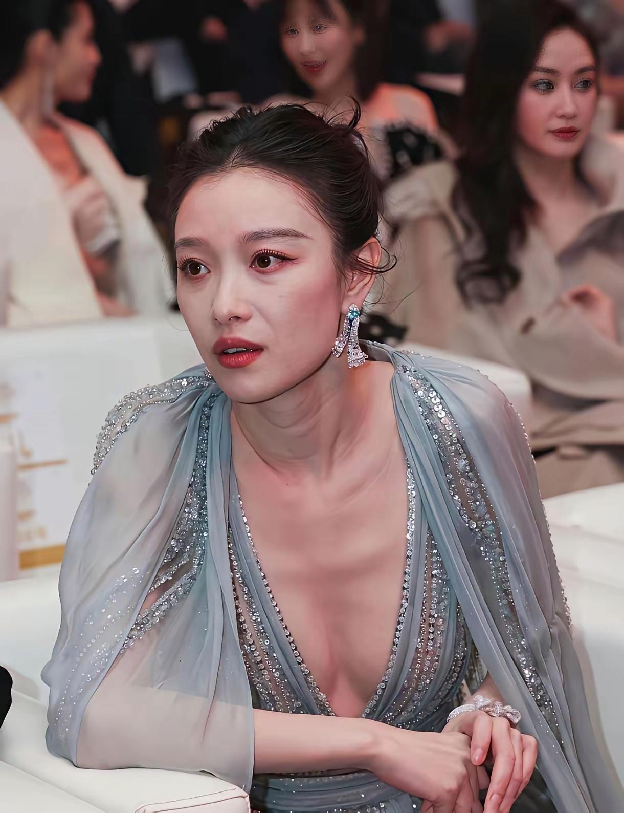 看倪妮穿深V礼服出席活动的图，属实替她捏把汗。大冬天的，露着大半截胸口，脸冻得通