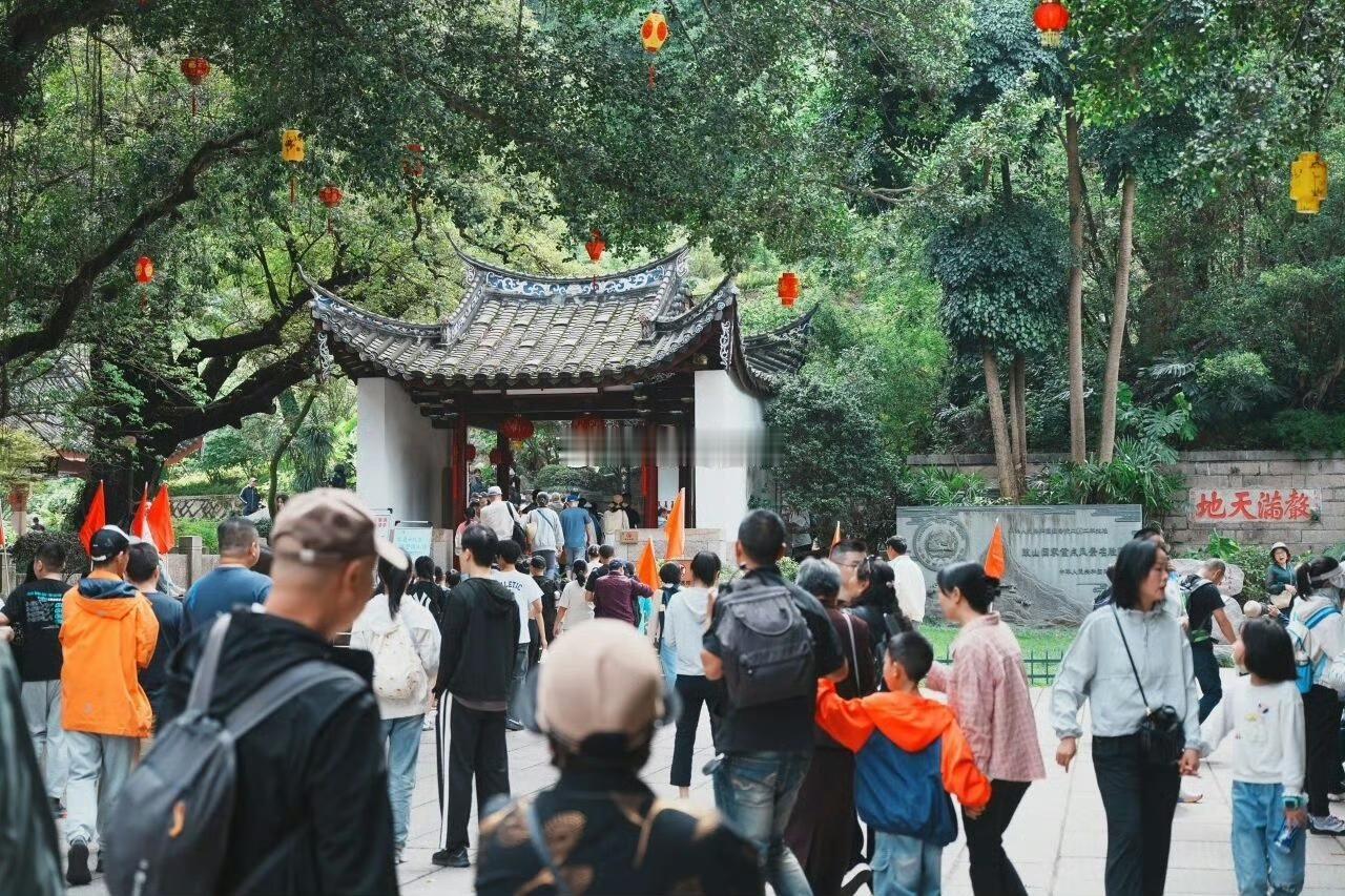 五一”假期前三天福州鼓岭鼓山总游客量为22.52万人次其中，外地游客量近1