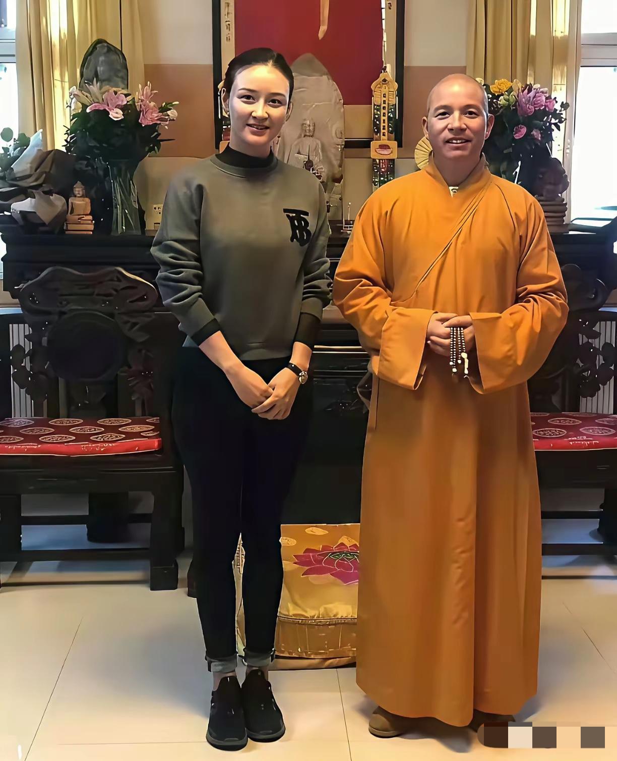 美女们都喜欢跟和尚方丈拍照合影，美女和方丈拍照气质非凡，或许是受了环境与气场的影