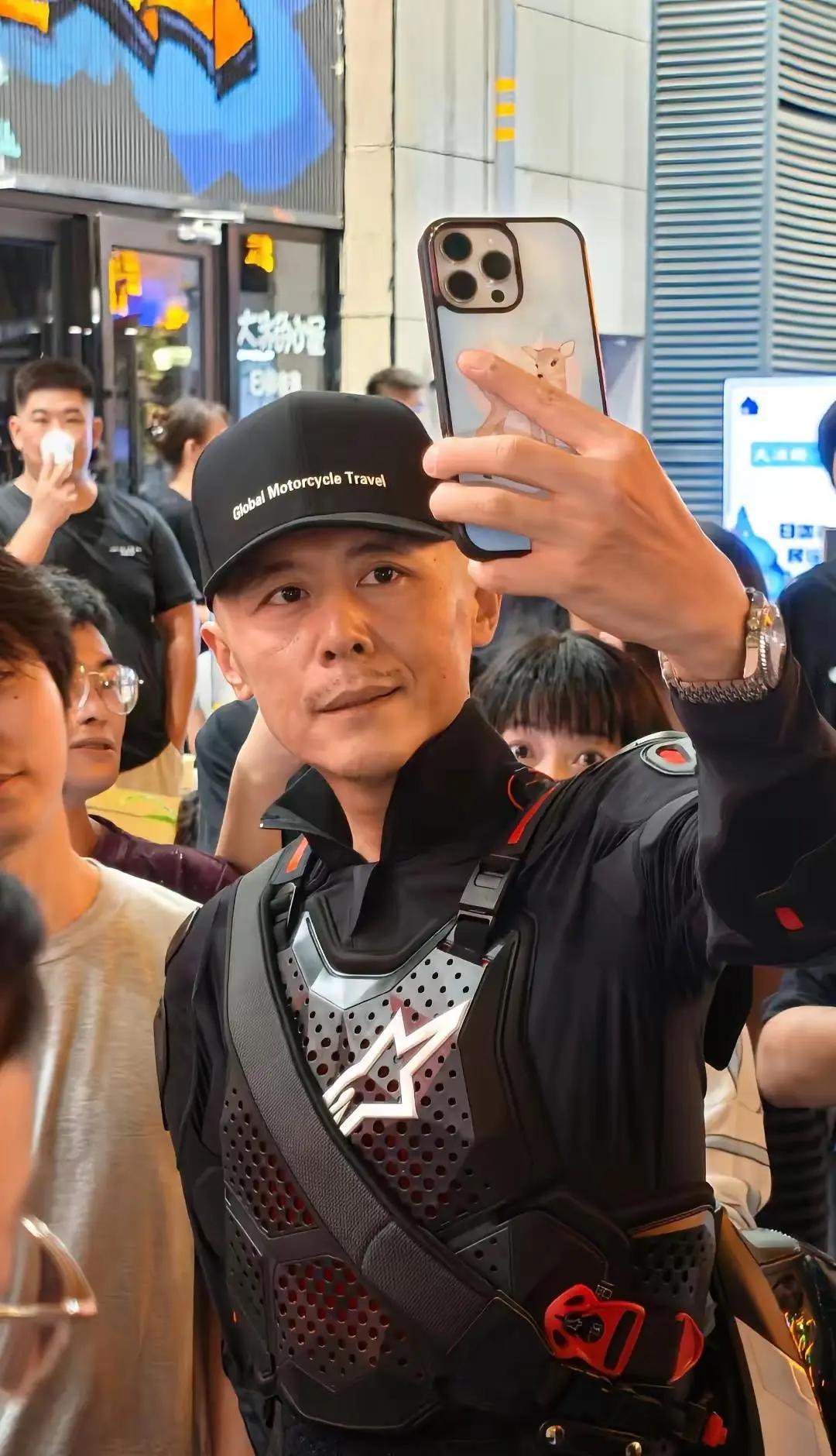 14岁的东北女孩，被养父母逼着要嫁给一个死了老婆的大自己十几岁的男人。女孩强烈