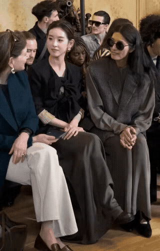 笑死，中间的章泽天完全被忽视了，旁边两个人隔着她在热聊，看来就算是C位也没那么好