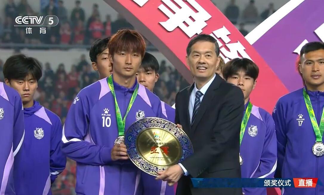 意难平。苏超颁奖仪式上，南通队员脸色极其难看，相信几百万南通球迷也是这样的表情。