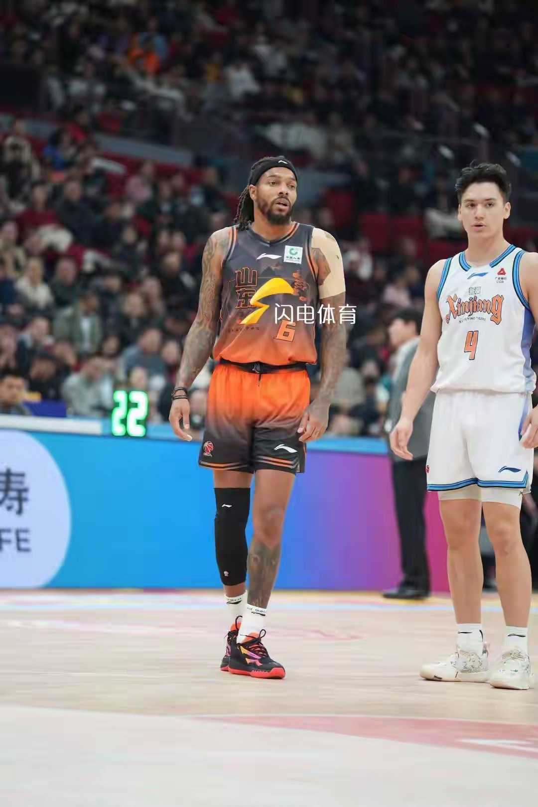 山东男篮回到主场，赢下广东宏远，拿下了最后八场魔鬼赛程中的第一场卡位战！在于德豪