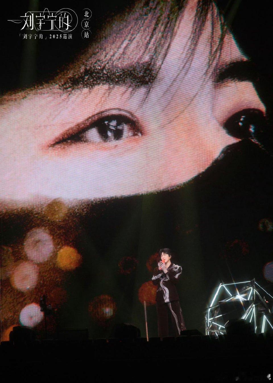 刘宇宁被门框夹住了哈哈哈哈哈怎么会两天都被门框吓到不过哥还是挺帅的