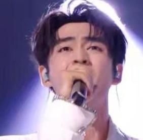 在芒果TV音乐竞技直播节目《声鸣远扬2025》总决赛中，张卓尔独唱《天高地厚》，