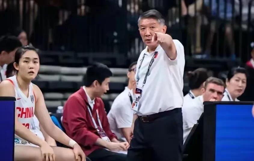 中国女篮在自家的主场，竟然丢掉了上届亚洲杯，时隔12年好不容易重新夺回来的冠军。