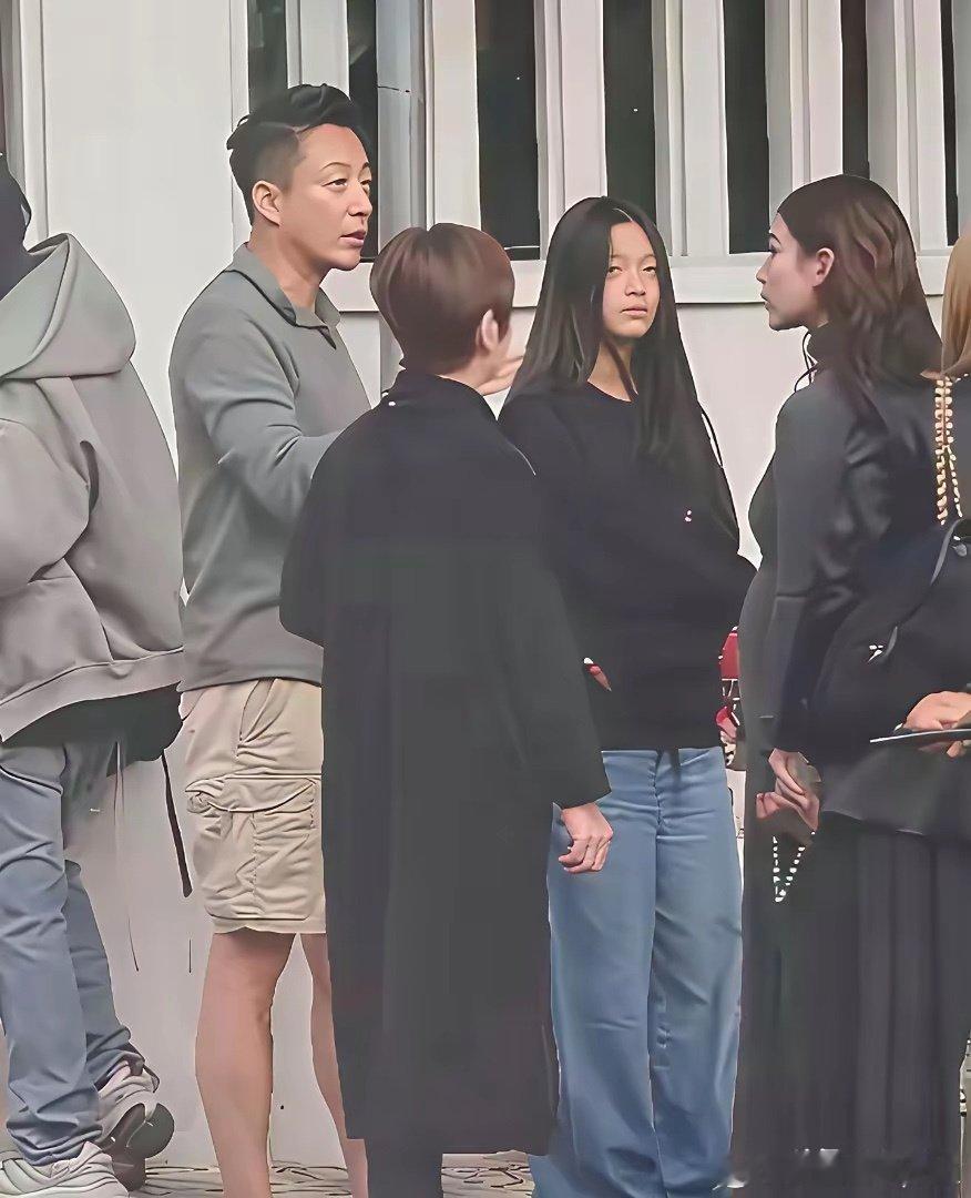 小玥儿长得根本不像大S，正脸和汪小菲一模一样，只是头发和身材有些像大S而已，估计弟弟长得像大S。​