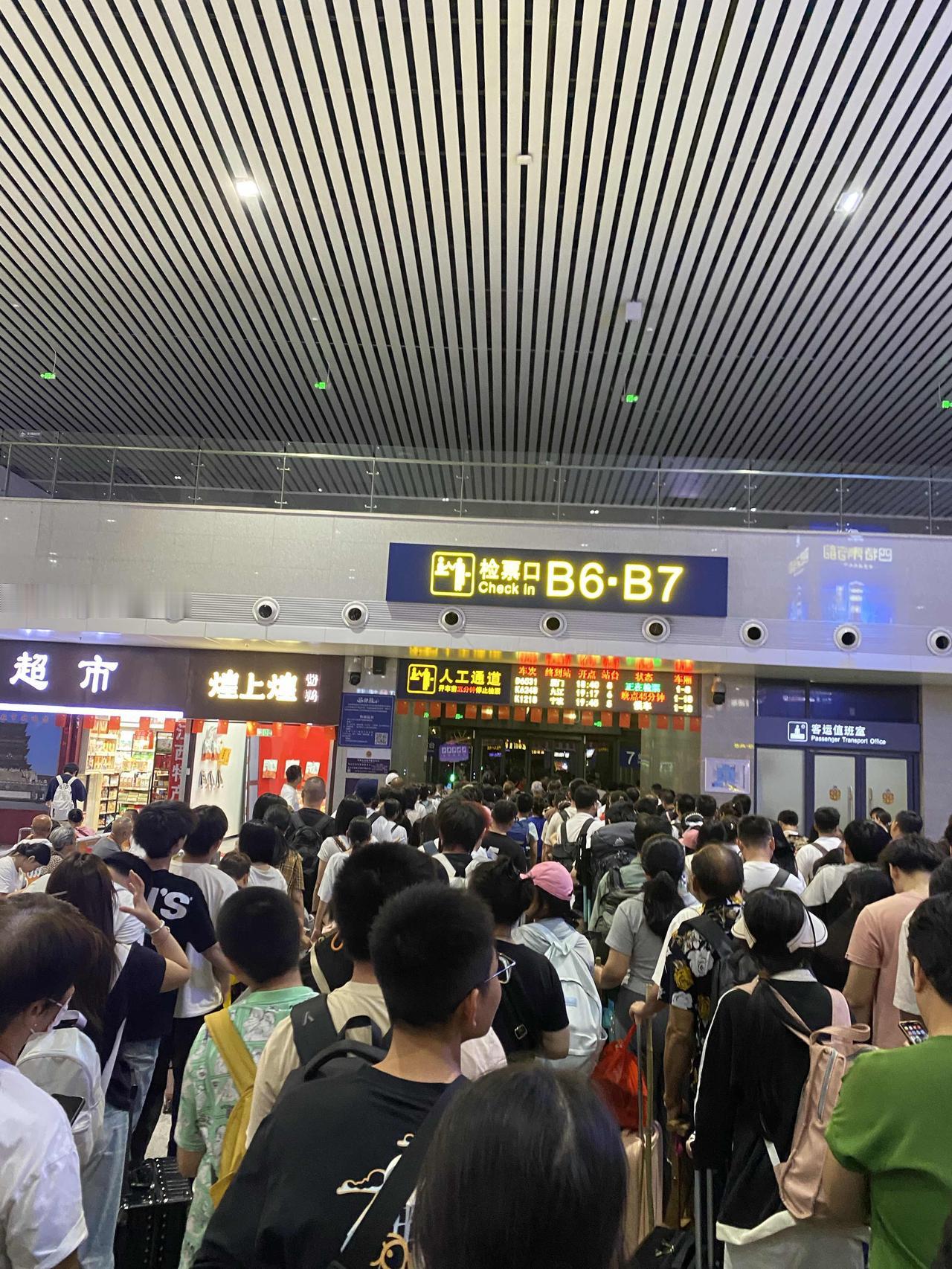 在从南昌开往厦门的高铁上，一位妈妈带着一个十岁出头的女儿乘车。她和女儿的座位并不