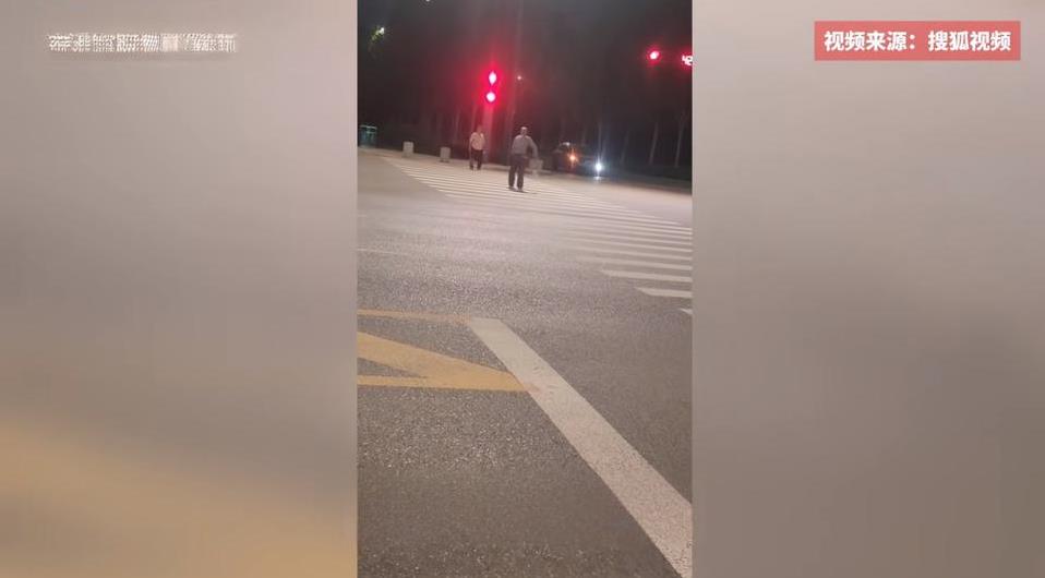 “太缺德了！”6月21日，陕西咸阳，一对老人在晚上八点多的时候，站在车来来往的马