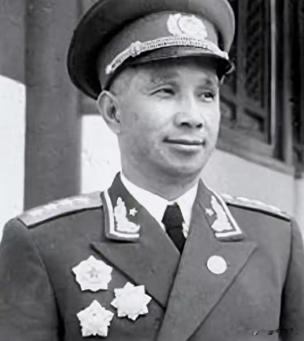 1953年专列上，干部随口一句奉承，毛主席当场黑脸：粟裕不是樊哙，我也非刘邦