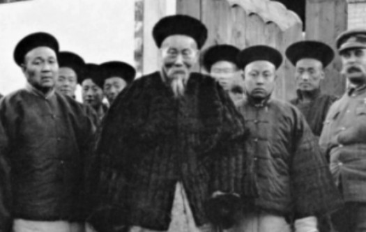1863年，左宗棠发妻周氏问：你每个月的俸禄是多少？左公答：一年40000两白银