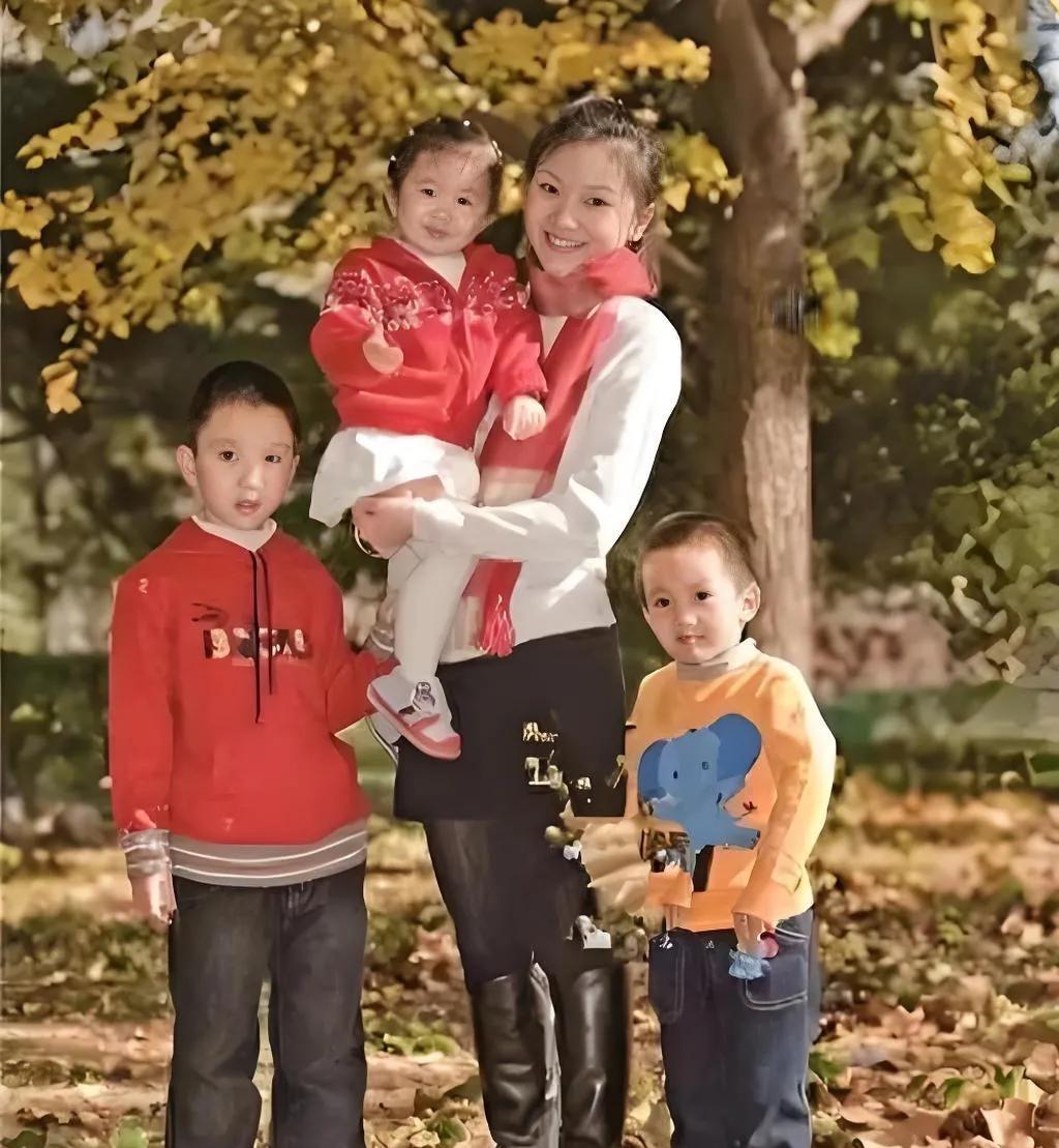 这张照片拍摄于2009年，张艺谋第二任妻子陈婷和三个孩子的合影。陈婷18岁参加张
