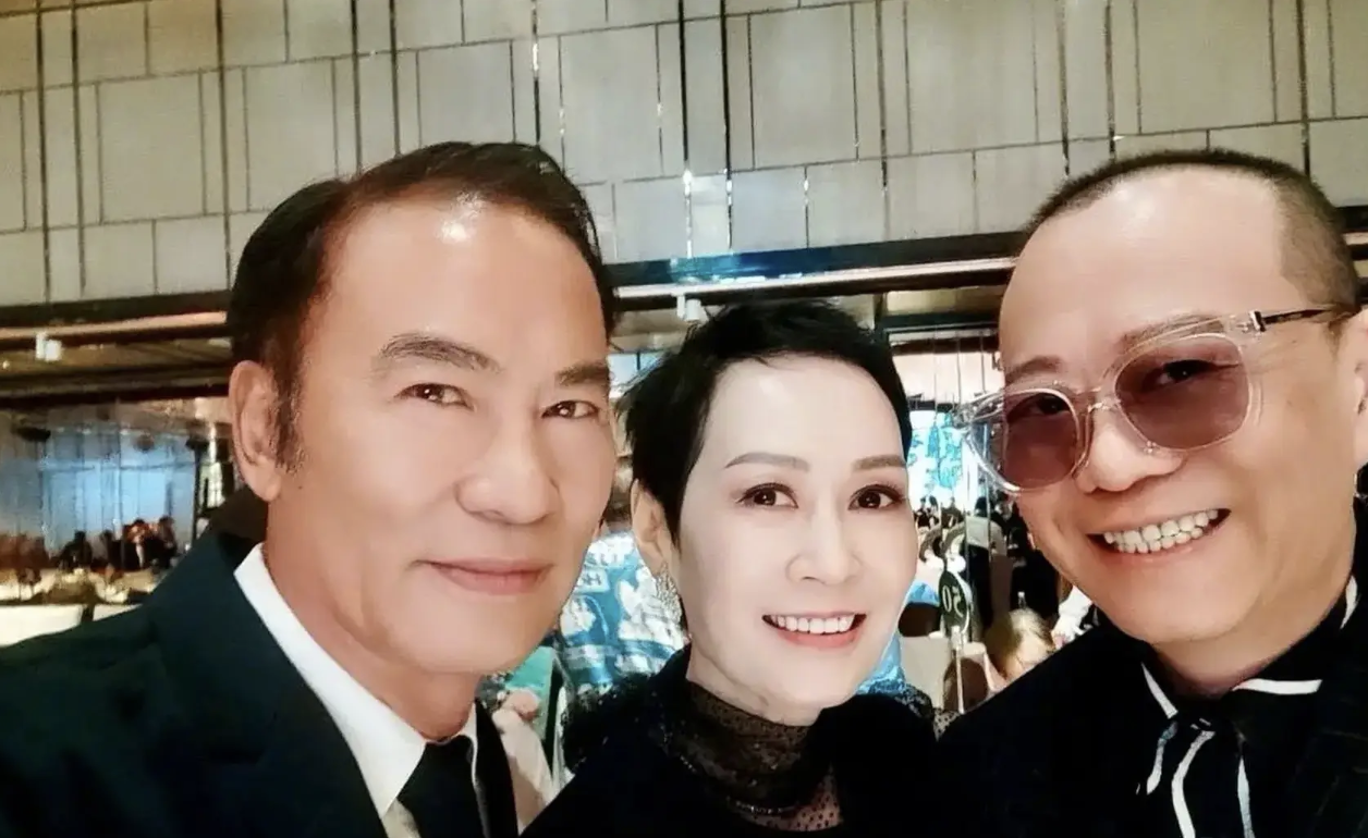 欧阳震华出席老友婚礼，与佘诗曼任达华同框合照