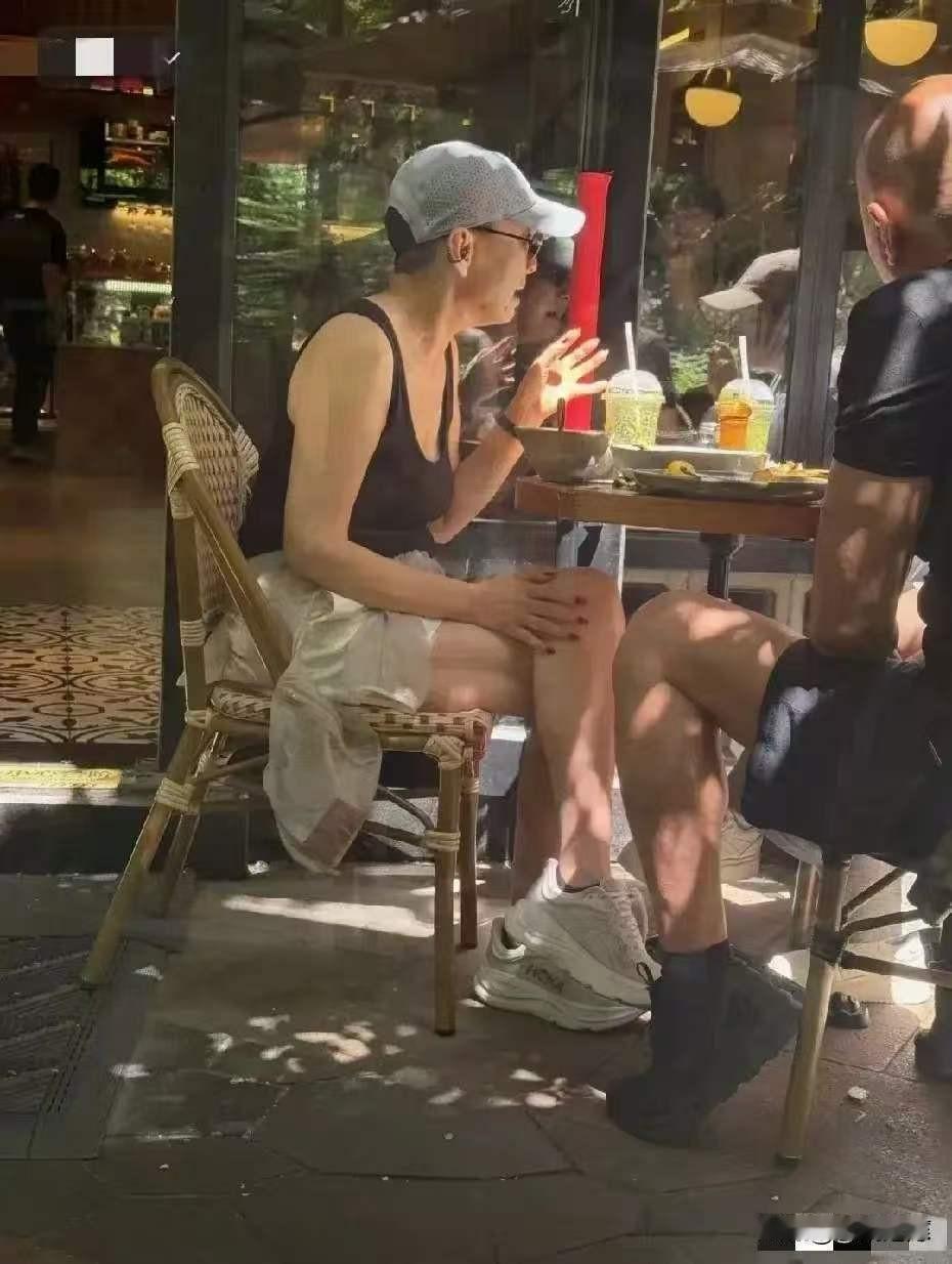 宋丹丹在国贸喝咖啡的照片，把我妈都给看愣了。黑背心、大短裤、素着脸、翘着二郎