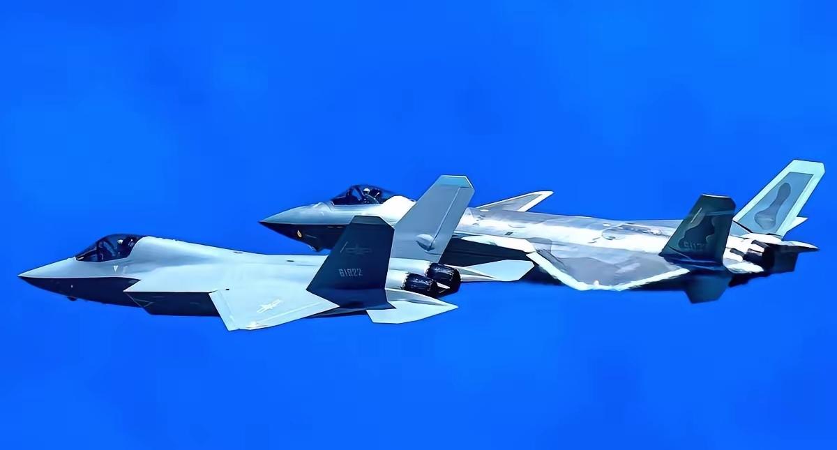 我靠。就这两个字。歼-20带着歼-35，两架。就这么毫无征兆地，出现在一张图