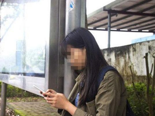 女儿吃零食时不停地大哭, 原来是误食了干燥剂, 及时送医险些出事