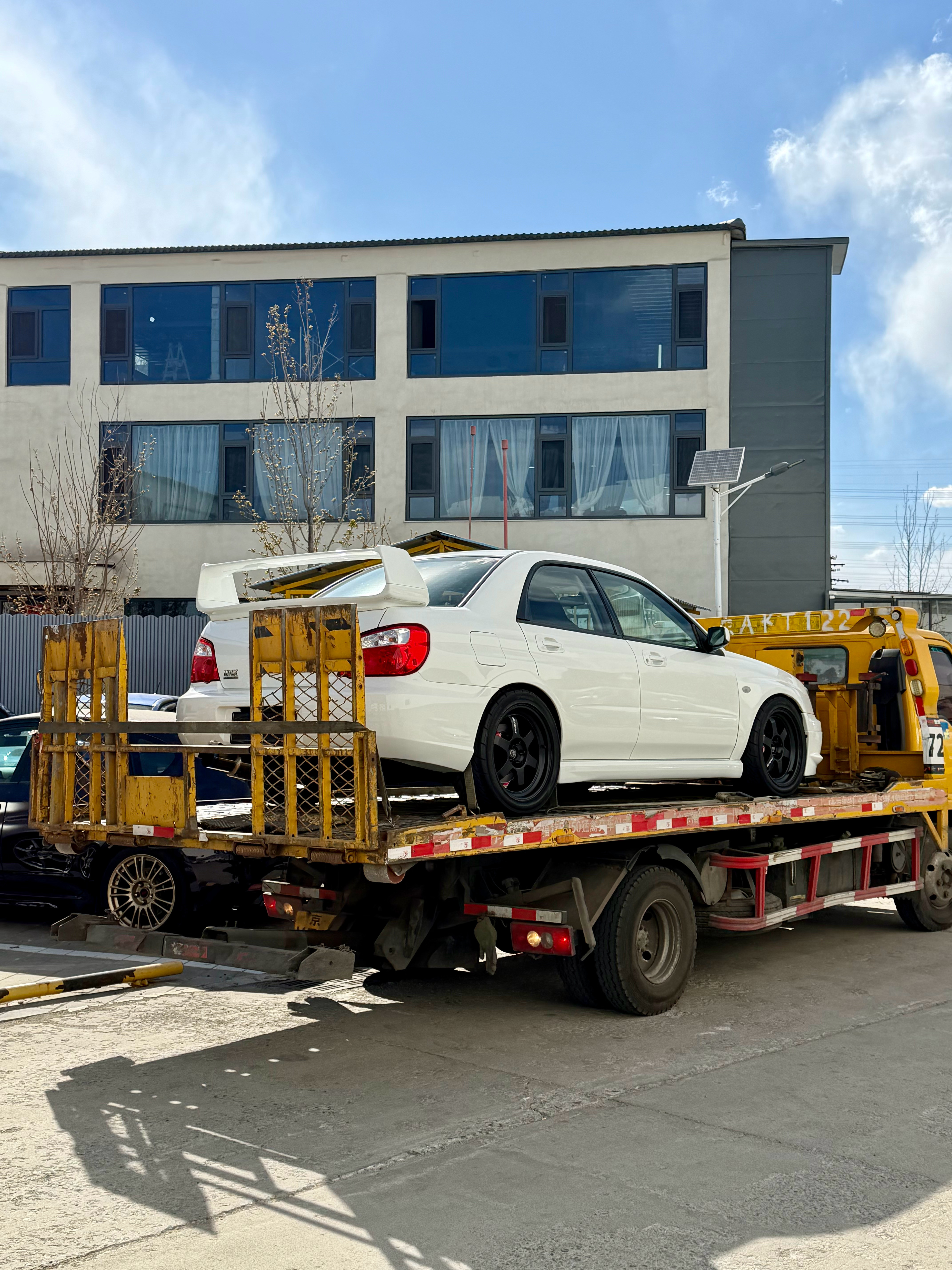 我们现在收发啥车都拿改色膜边角料给牌子贴上不然总在拖车上扫上车主ETC就很尴