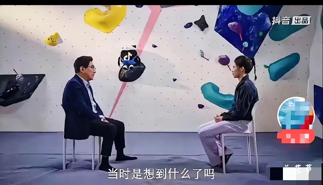 好讽刺的画面。陈芋汐接受前央视记者水均益的采访。她爆料自己比赛前被威吓的情景。