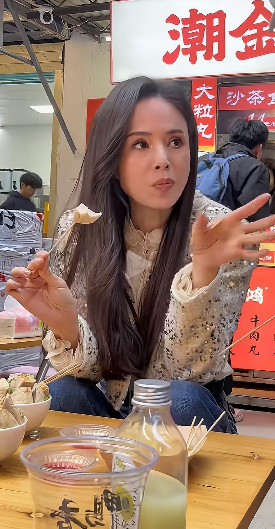路人镜头下的李若彤，又美又年轻，60岁了，容貌一直没有变过，还是曾经那个美人小龙