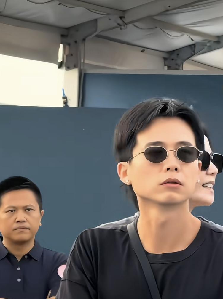 你们发现没有，王菲的这位男闺蜜瑞恩的长相，和窦唯年轻的时候很像，这位男闺蜜也是厉