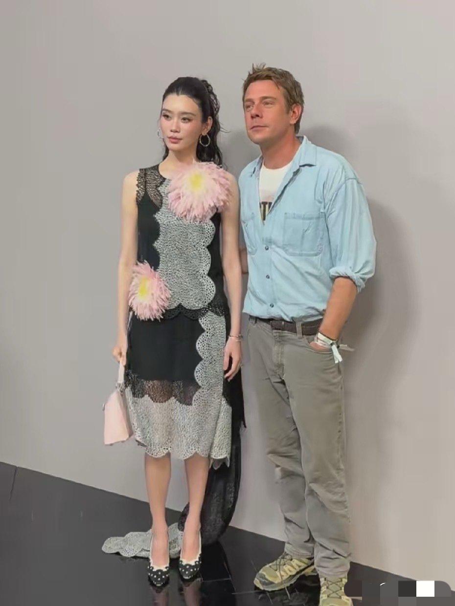 奚梦瑶这衣服着实丑得要命，也就亏她人长得漂亮、身材好且气质佳，换作随便一个普通人