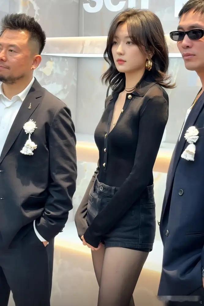 孙千这姑娘，终于不装了。以前是东北全智贤，清纯初恋脸，好看，但记不住。现在直接