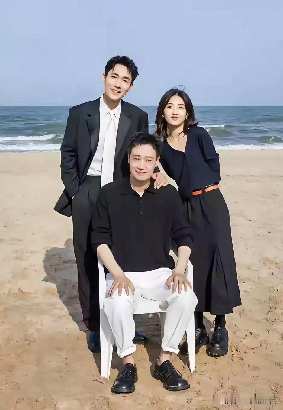 被52岁的辛柏青给惊艳到了，都是年过半百的中年男人，怎么还是那样帅气，身材没有臃