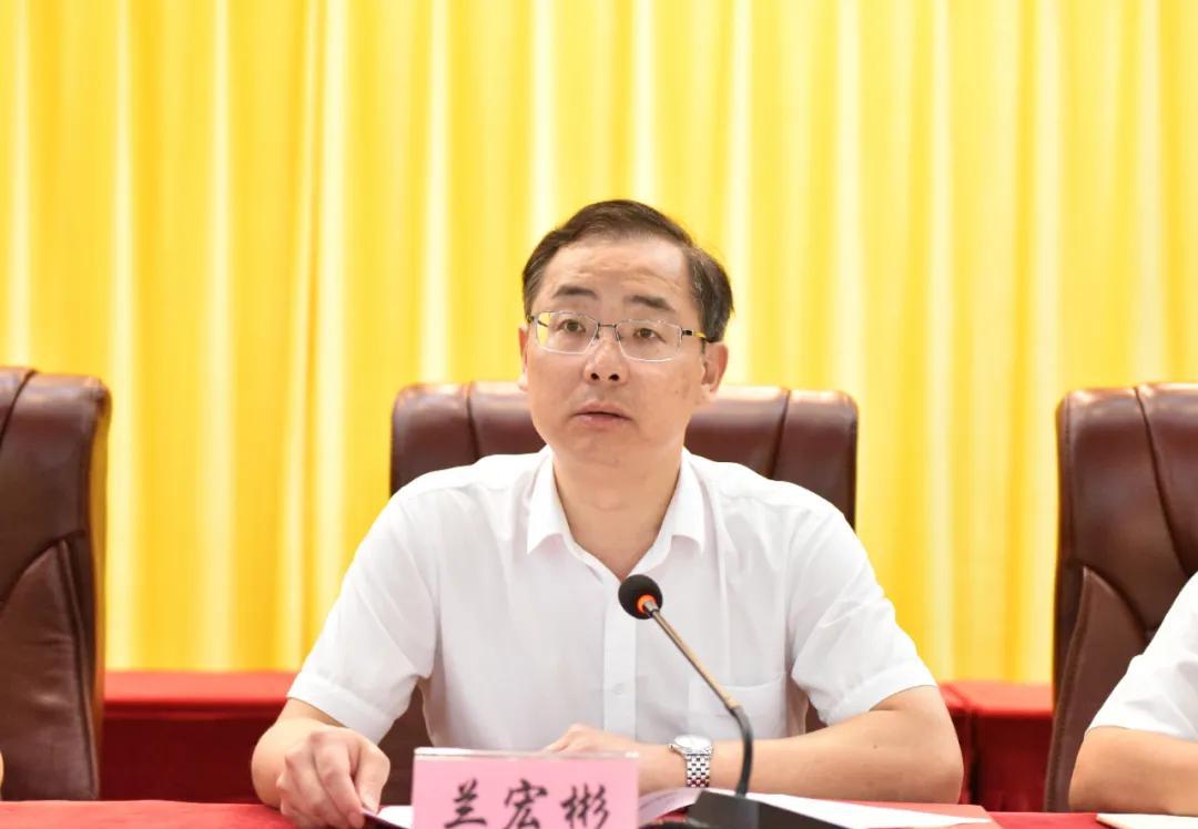 55岁宜宾市副市长兰宏彬主动投案接受调查。这则消息迅速在宜宾传开，许多人