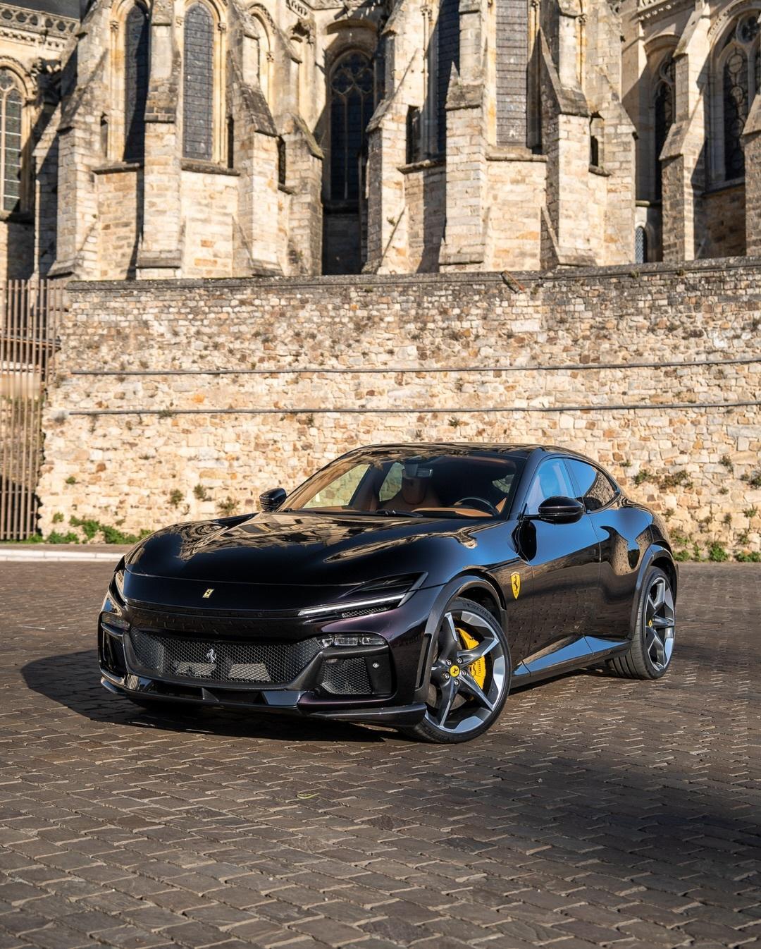 法拉利Purosangue，车身采用Purosangue黑色涂装，搭配全套碳纤维