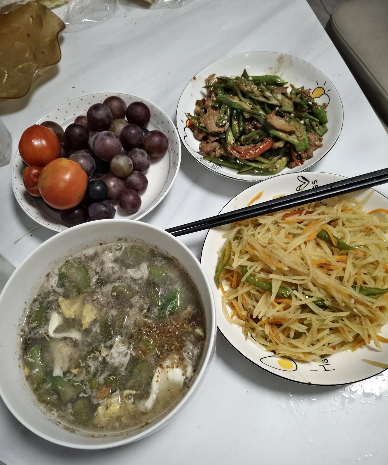 58岁老太太，给大学假期在家的儿子，做的第一顿饭青椒土豆丝，辣椒炒肉，和丝瓜鸡蛋