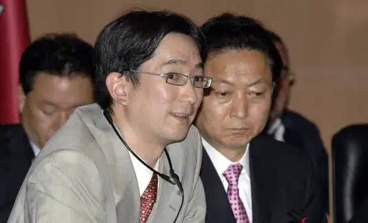 日本前首相参加中国抗日80年阅兵，亲儿子却跳出来强烈反对。8月30日，在
