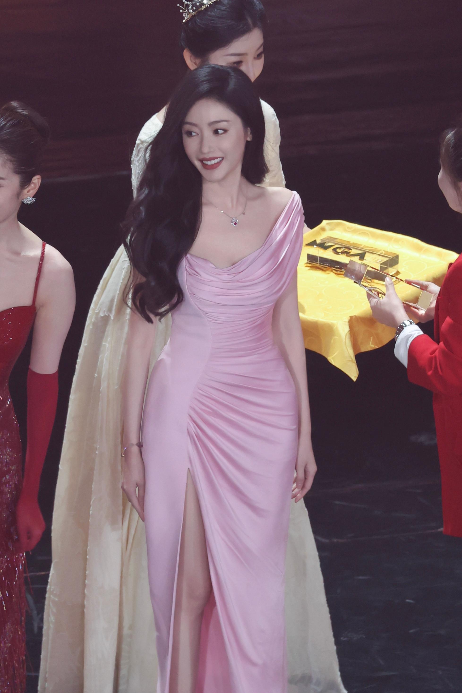 张天爱粉裙迷人穿搭：星河鹭起，浪漫生姿。张天爱