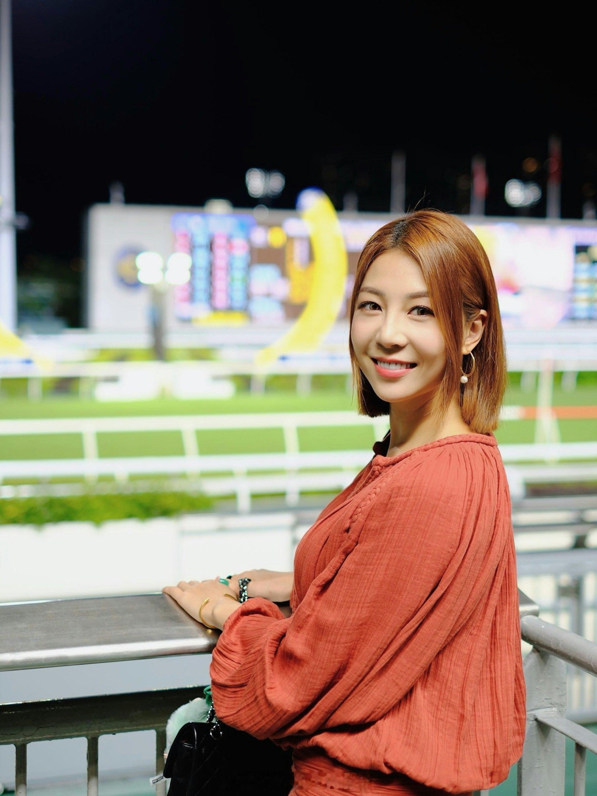 香港01：前TVB天气女郎嫁得好摇身变马主太太带挈姊妹龚嘉欣一齐拉头马现年41