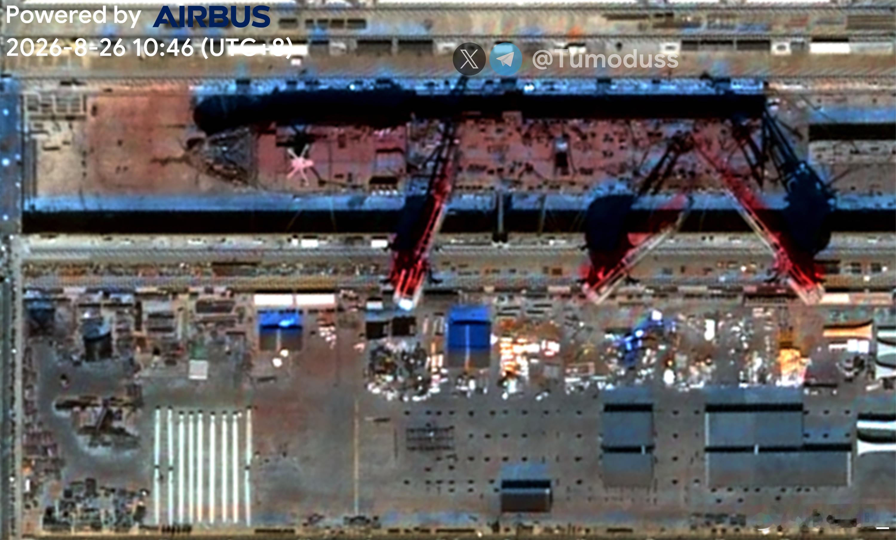 外网猜测新的一艘071在建造中（图一）；图二则是一艘“不明”船。​​​