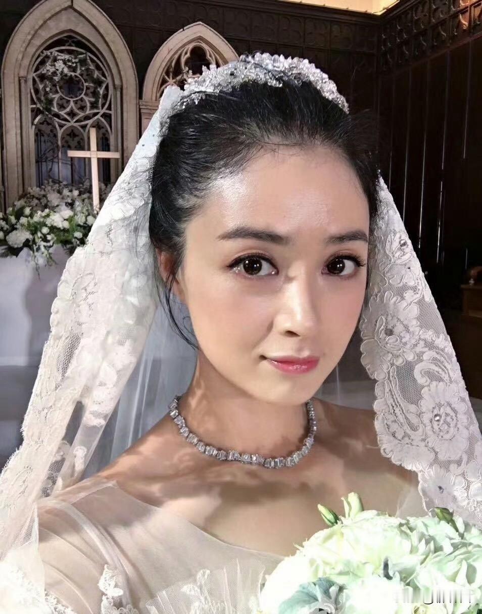 终于看到蒋欣穿上婚纱的样子了，高贵优雅，圣洁纯粹仿若天使啊。照片中，蒋欣罕见