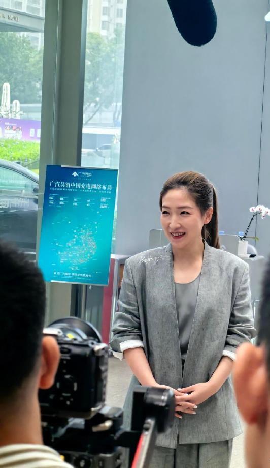 最近刘诗雯在出席活动的时候穿了一身灰色的套装，看起来格外的高贵，也很显年轻。