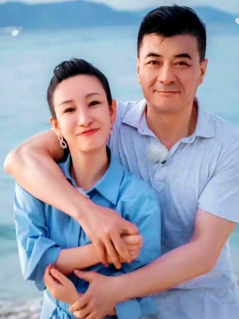 很多人都说，秦海璐驭夫有道，把西北汉子王新军拿捏得死死的。但没人知道，这段婚姻