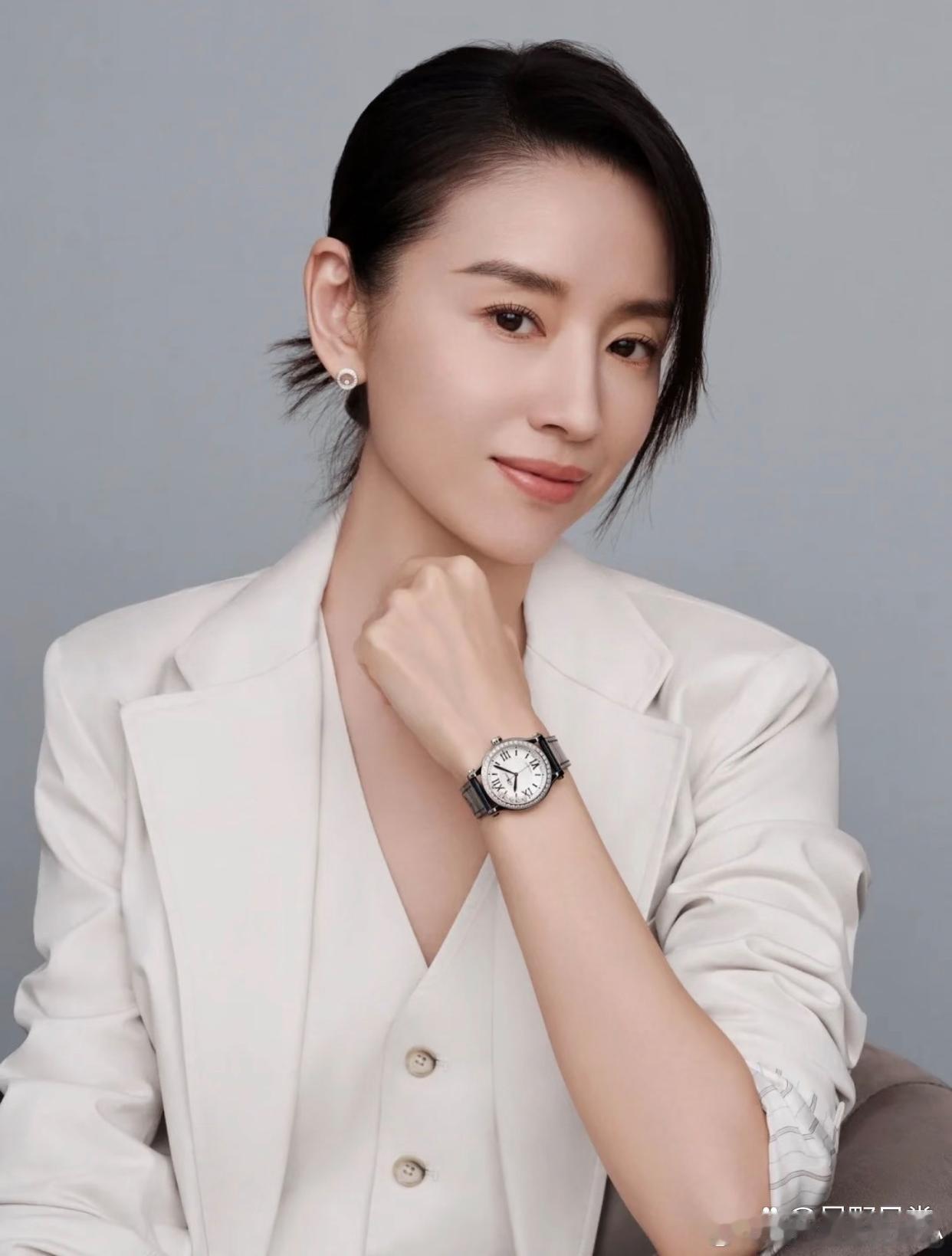 1.翻看成龙的社交动态能发现，近三年里他接连送别十余位老友，除去工作行程，时常