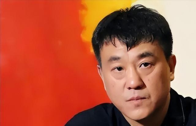 1997年，一个初中的女同学邀请演员何冰一起吃饭，在酒过三巡后，女同学突然开口说