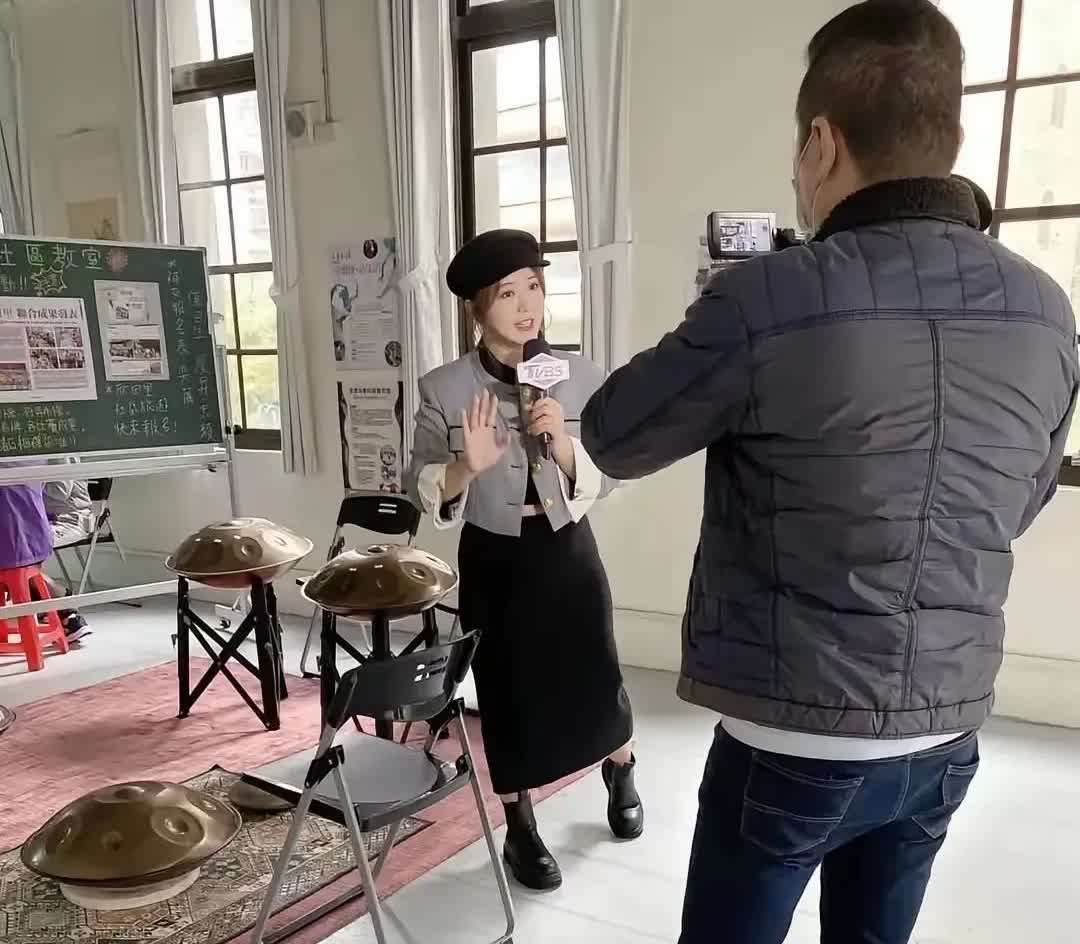 这个又矮又挫女人是台湾的一个主持人，她到上海来参加一个节目，拿的是台胞证。在回台