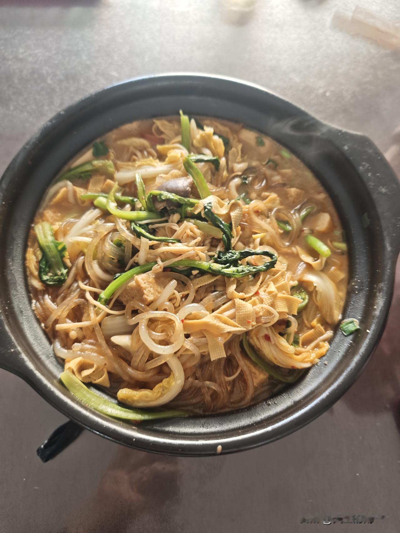 上午在家自己做个砂锅，因为这两天吃不了辣子，那就三鲜味。