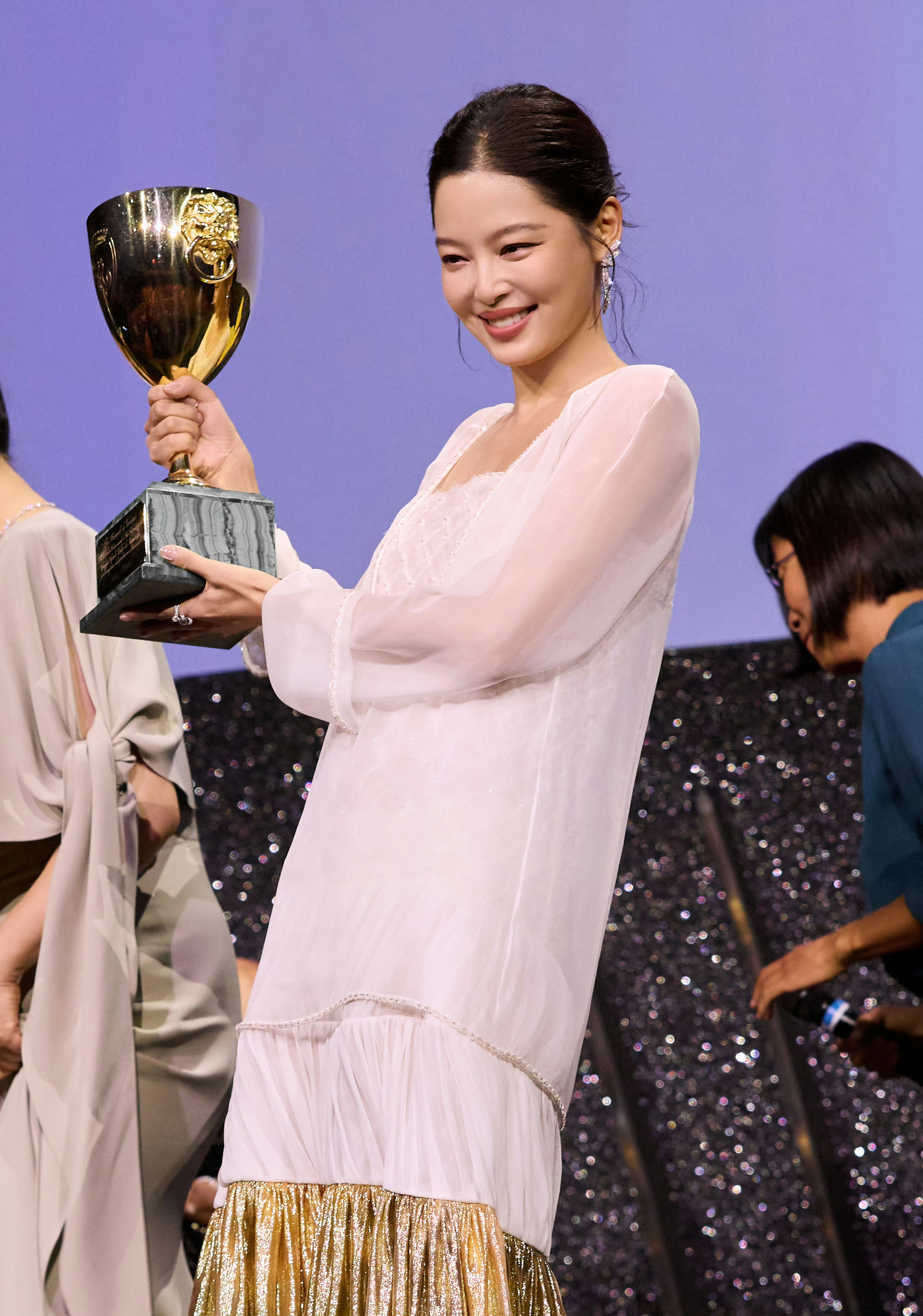 网传辛芷蕾开场刘亦菲结尾去不去都是内娱唯一的威尼斯影后🥹