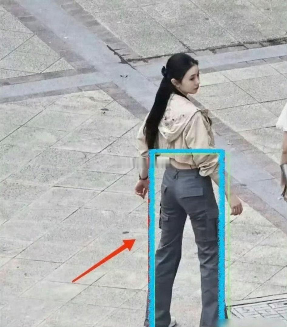 刘浩存的比例有点吓人。。不愧是学舞蹈的这腰以下全是腿